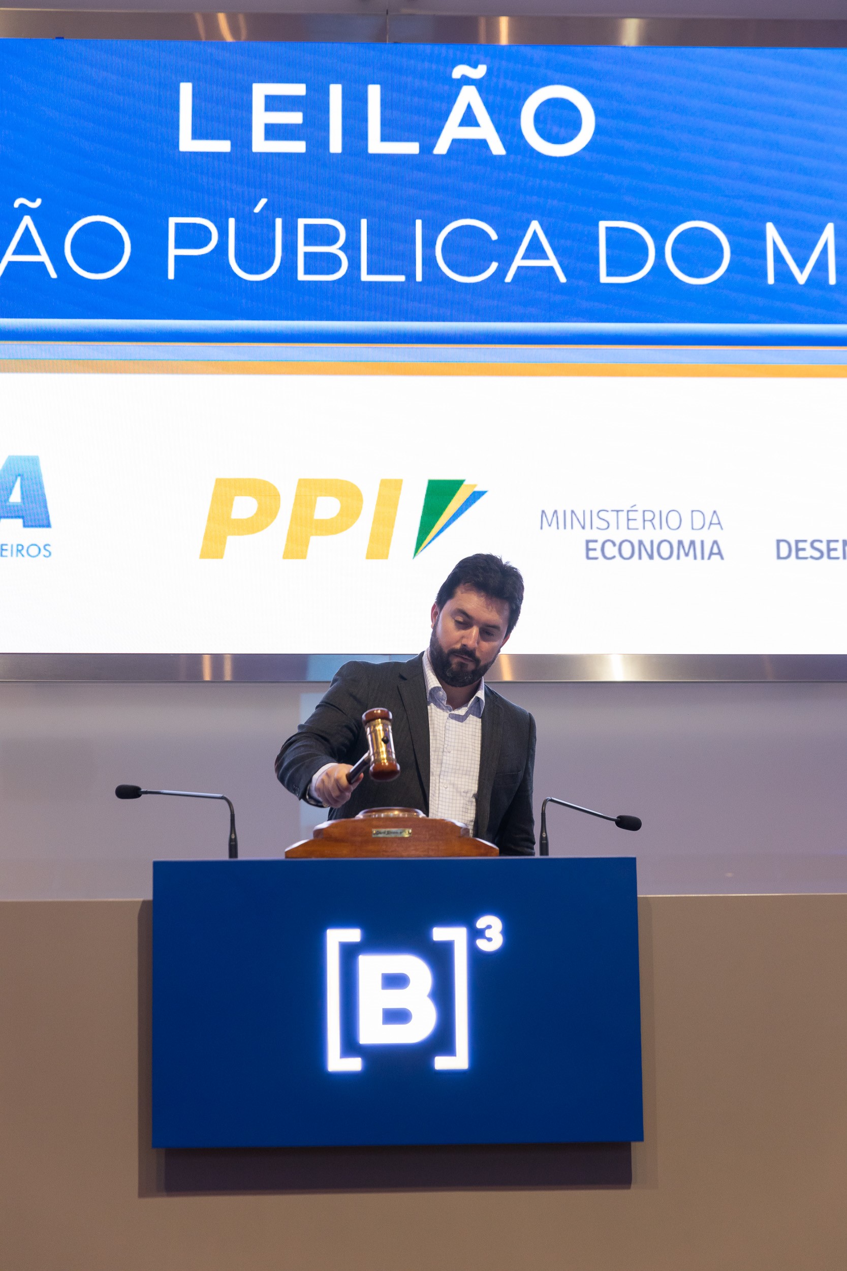 Prefeito de Patos de Minas bate martelo em comemoração ao resultado do leilão.