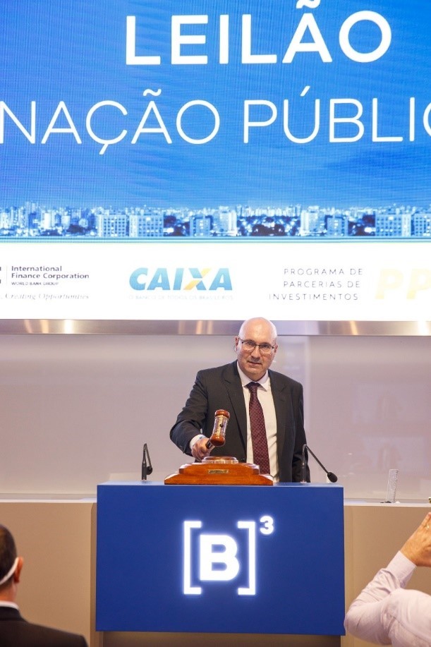 Prefeito de Campinas bate martelo em celebração ao resultado do leilão