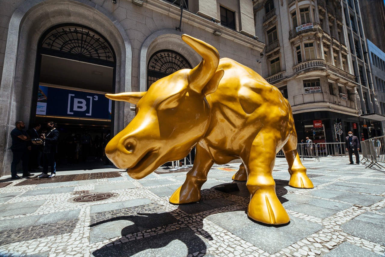 Escultura do touro de ouro está localizada em frente a fachada da B3.