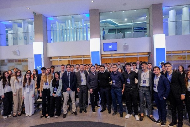 Estudantes brasileiros durante uma das etapas da competicao nacional_ realizada na sede da B3.jpg
