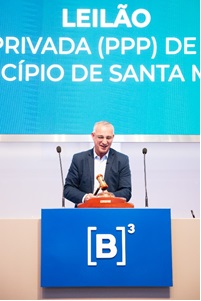 Jorge Cladistone Pozzobom_ prefeito de Santa Maria_ bate o martelo para comemorar resultado do leilao.jpg