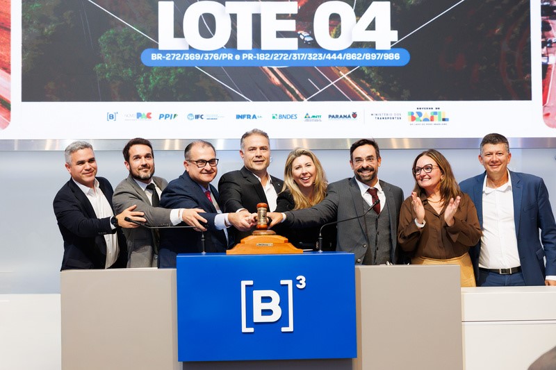 Renan Filho_ ministro dos Transportes_ bate o martelo para celebrar o resultado do leilao.jpg