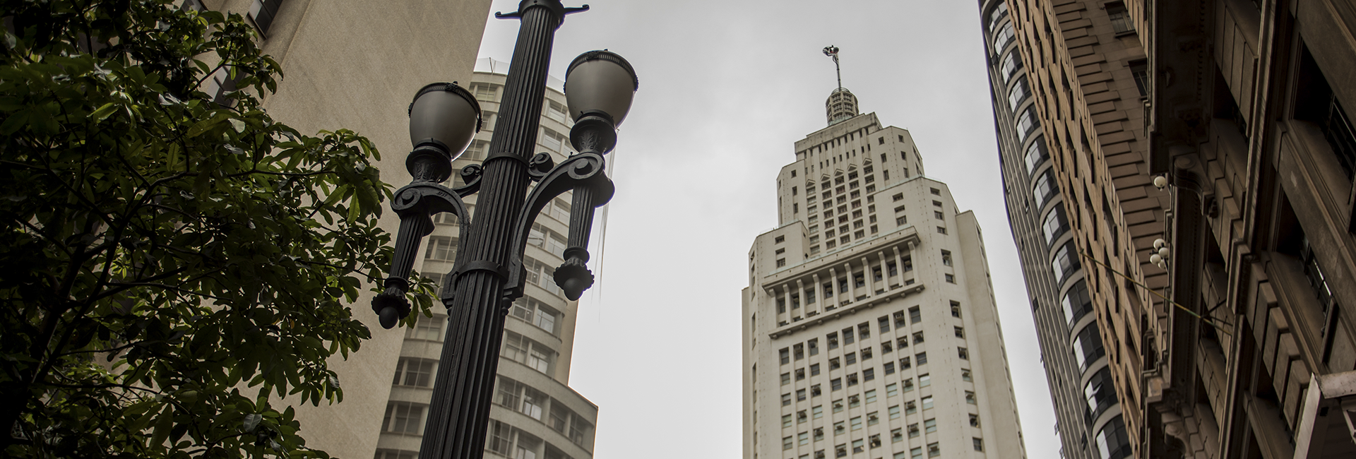 foto de luminária e prédios ao fundo de São Paulo