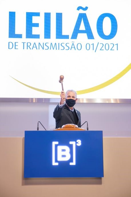 O Ministro de Minas e Energia, Almirante Bento Albuquerque, está com o martelo levantado prestes a bate-lo, para celebrar o resultado do leilão.