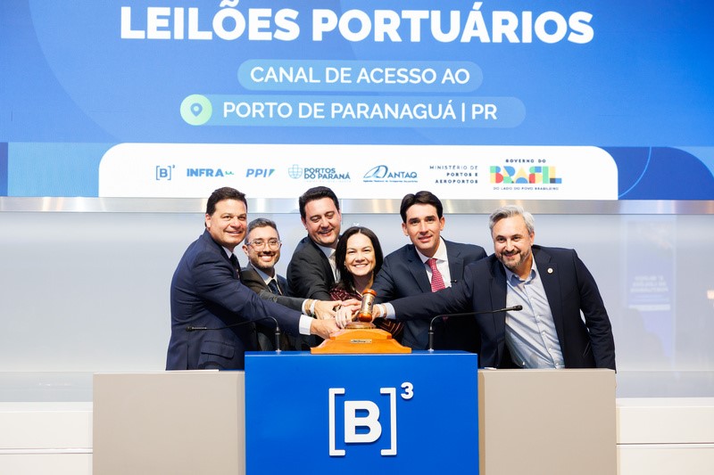 Silvio Costa Filho_ ministro de Portos e Aeroportos_ bate o martelo para celebrar o resultado do leilao.jpg