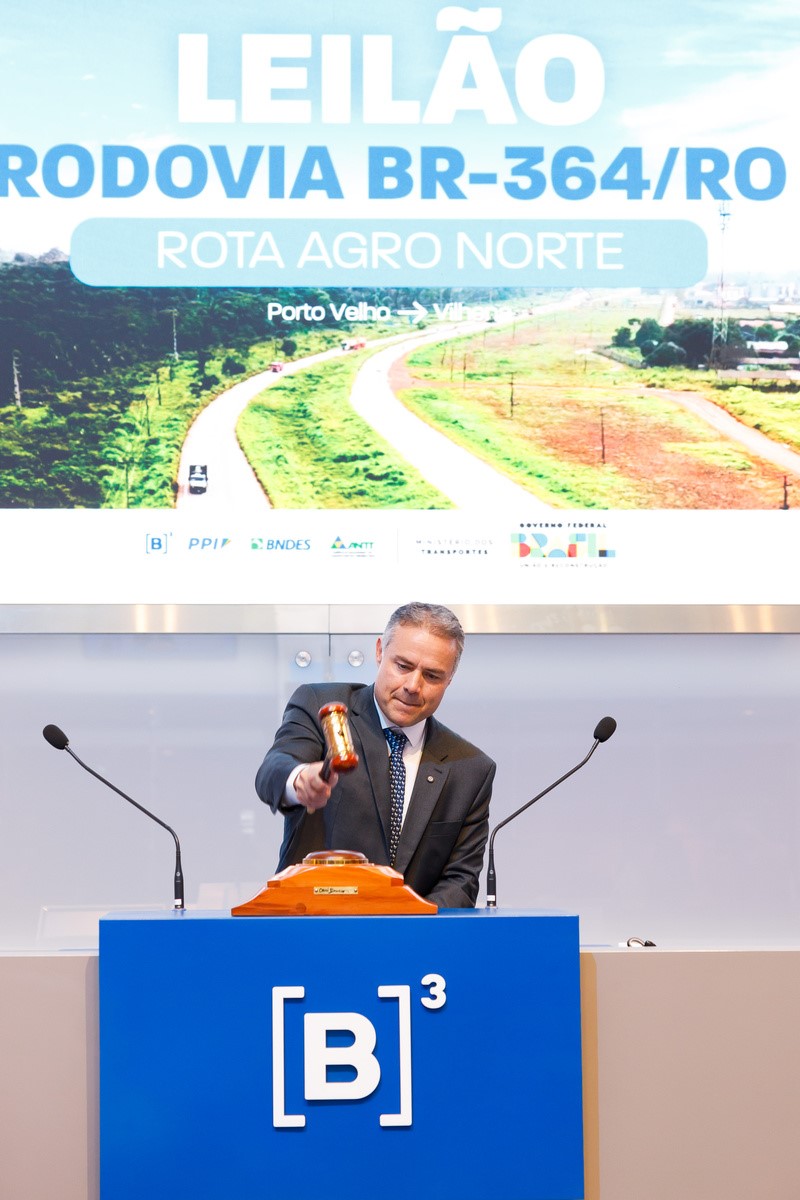 Renan Filho bate o martelo para celebrar o resultado do leilao.jpg