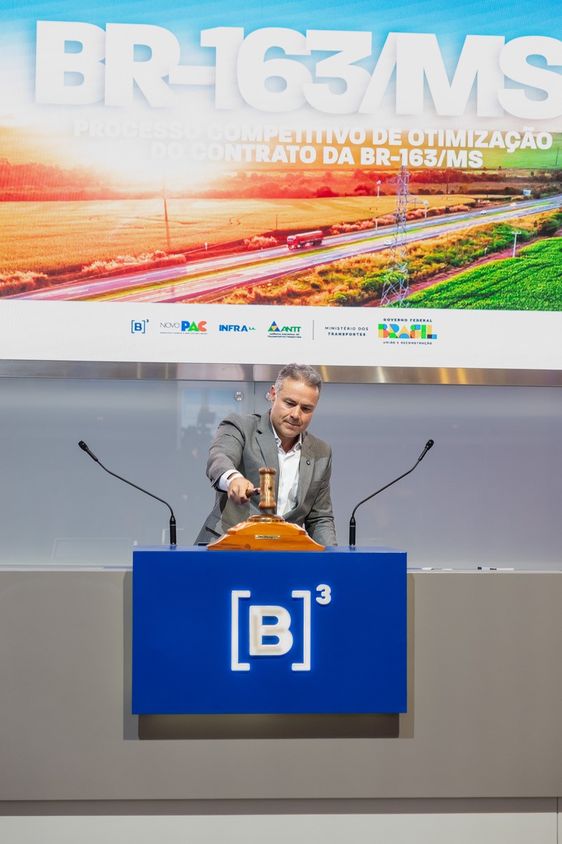 Renan Filho_ ministro dos Transportes_ bate o martelo para celebrar o resultado do leilao.jpg