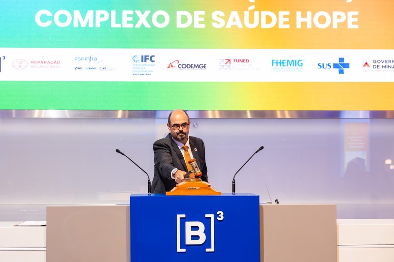 Mateus Simoes_ vice-governador de Minas Gerais_ bate o martelo para celebrar o resultado do Leilao.jpg