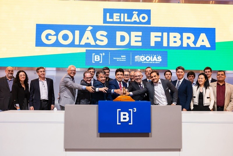 Adriano da Rocha Lima_ secretario-geral de Governo do Estado de Goias_ bate o martelo para celebrar o resultado do leilao.jpg