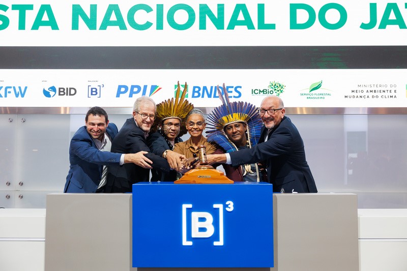 Marina Silva_ ministra do Meio Ambiente e Mudanca do Clima bate o martelo para celebrar o resultado do leilao.jpg