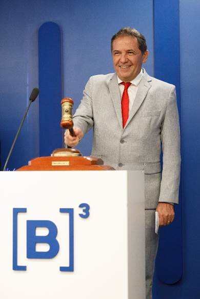 Chico Brasileiro, prefeito de Foz do Iguaçu (PR), bate o martelo para celebrar o resultado do leilão