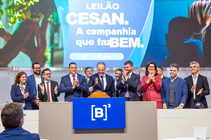 Renato Casagrande_ governador do Espirito Santo_ bate o martelo para celebrar o resultado do leilao.jpg