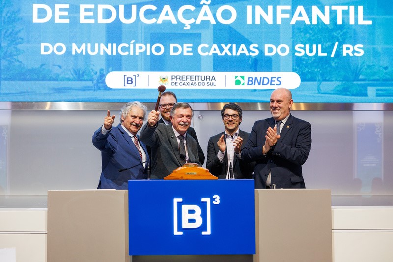 Adilo Didomenico_ prefeito de Caxias do Sul_ bate o martelo para celebrar o resultado do leilao.jpg