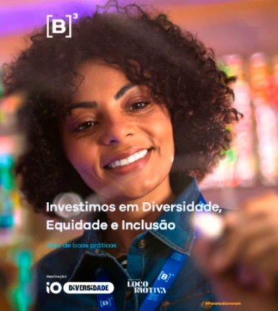 Mulher sorridente escrevendo em um quadro de vidro. Está escrito Investimos em Diversidade, equidade e inclusão