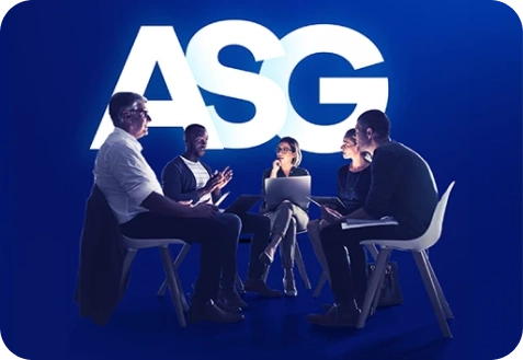 Reunião de negócios com quatro participantes discutindo em torno de uma mesa, com o logotipo 'ASG' em destaque ao fundo.