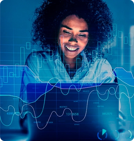 Uma pessoa com cabelos cacheados sorri enquanto olha para uma tela transparente que exibe vários gráficos e dados financeiros. Um brilho azul na tela ilumina seu rosto e o fundo inclui gráficos de barras e números numéricos.