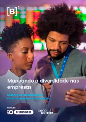 Imagem de duas pessoas olhando para um caderno